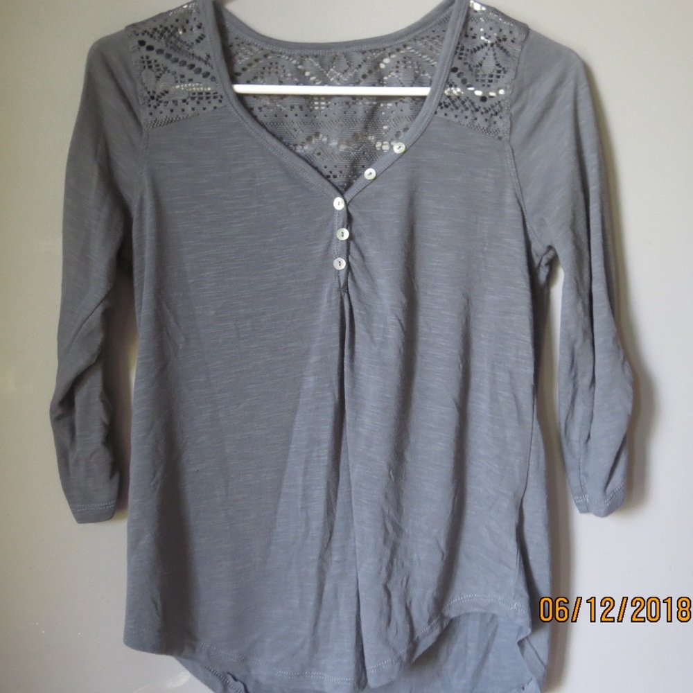 Grey quarter sleeve shirt with 5 buttons